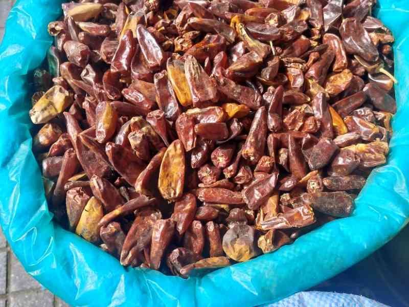 Un grand sac de piments rouges séchés, photo gratuite