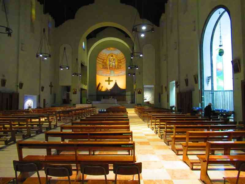 Intérieur de la basilique sanctuaire Sainte Rita à Milan photo gratuite
