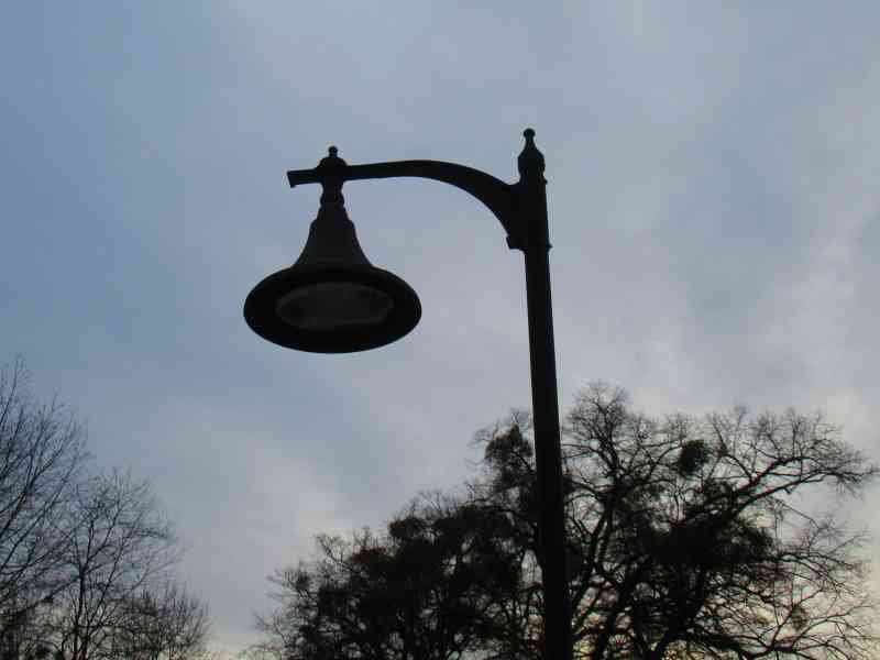 Lampadaire public sous un ciel hivernal photo gratuite
