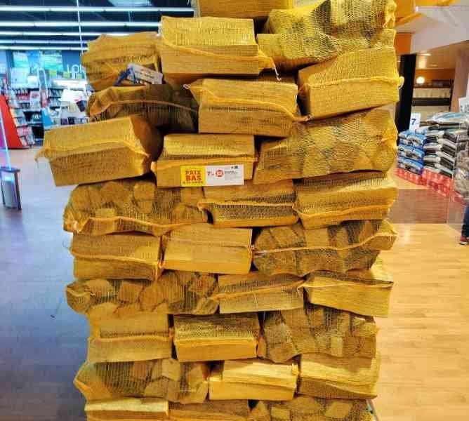 Buchettes allumes feu emballées avec des filets photo gratuite