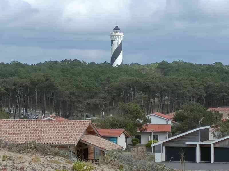 Le phare de Contis, des maisons entourées de végétation, photo gratuite