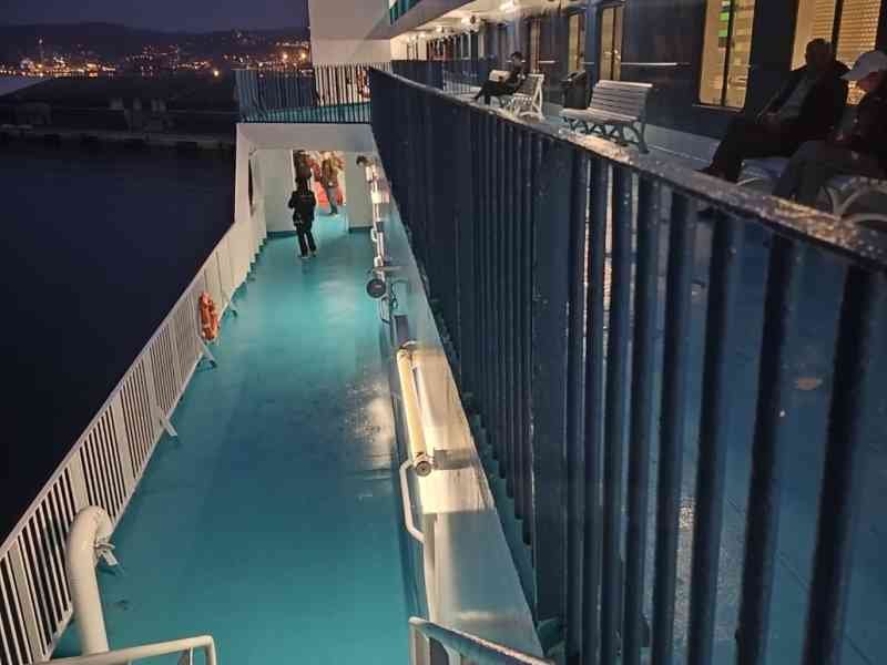 Espace extérieur au bord d'un bateau, personnes assis sur un banc au bord d'un navire photo gratuite