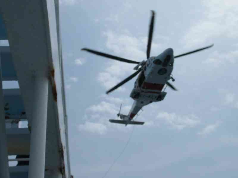 Mission de sauvetage aérien, hélicoptère avec corde