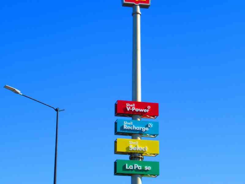 Un panneau de signalisation pour une station-service Shell, photo gratuite