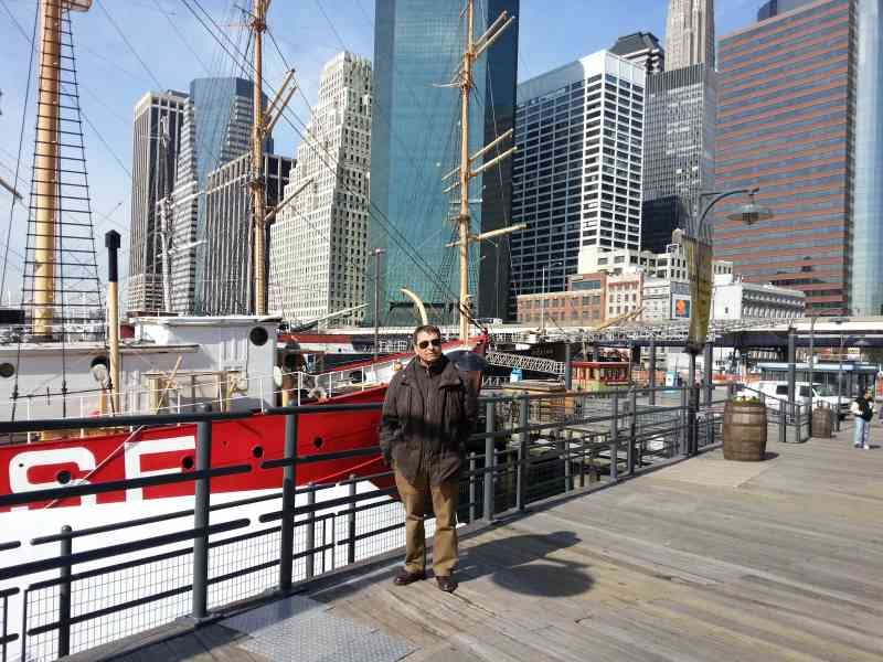 Un homme au South Street Seaport Museum de New York, bateau, États-Unis, photo gratuite