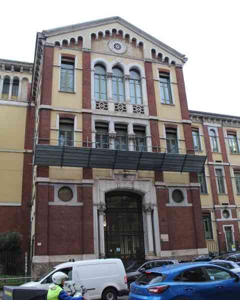 Façade de l'école Primaire Luigi Galvani dans la ville de Milan Lombardie en Italie photo gratuite