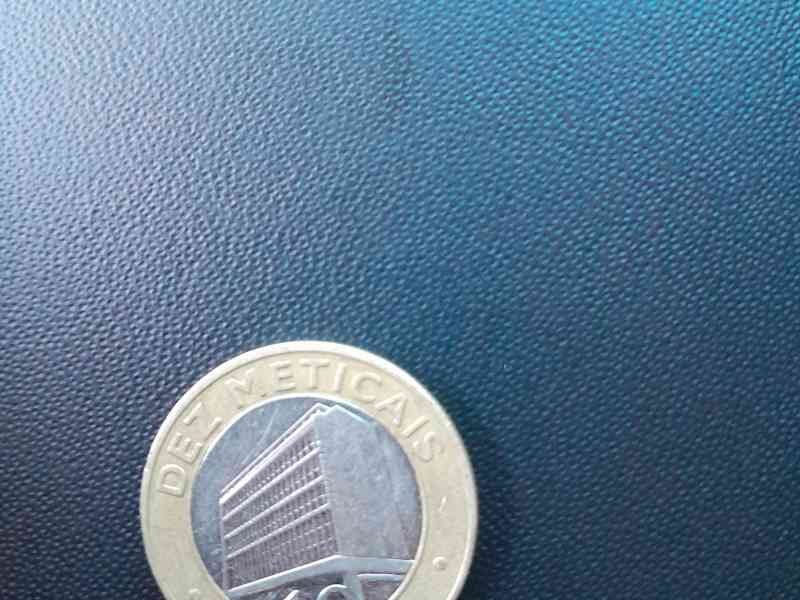 Pièce de monnaie du Mozambique de 10 Meticais en gros plan photo gratuite