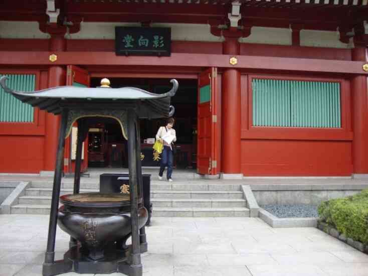 Encensoir devant le temple japonais photo gratuite
