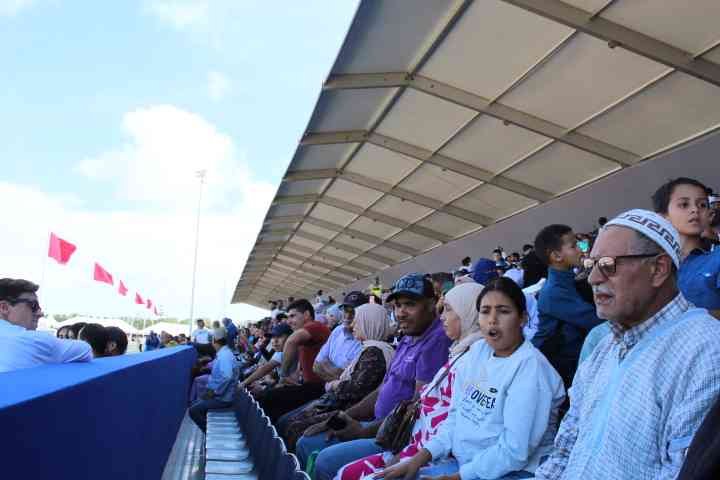 Personnes assises sur les gradins au Salon du Cheval d'El Jadida