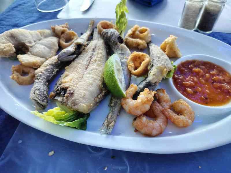 Un plat de fruits de mer, fritto misto, photo gratuite