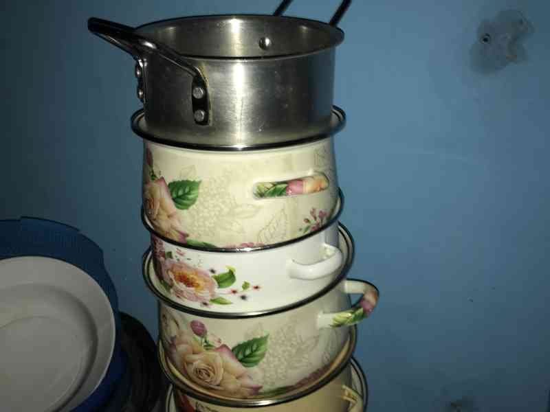 Un ensemble de casseroles photo gratuite