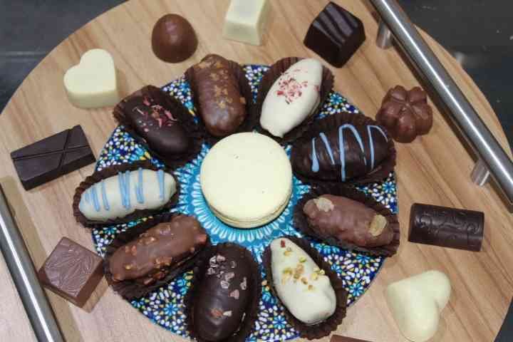 Une sélection de chocolats et de friandises disposés sur un plateau en bois photo gratuite