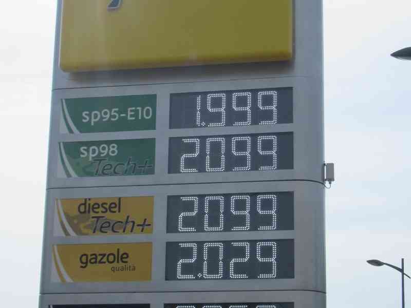 Station d'essence ENI avec service lavage auto prix carburants