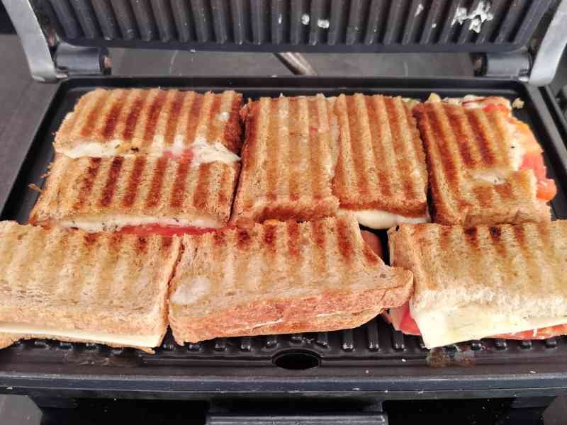 Croques monsieur cuits sur un grill panini
