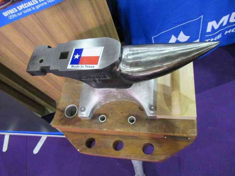 Enclume pour la fabrication et la réparation des équipements de chevaux dans un Salon du cheval