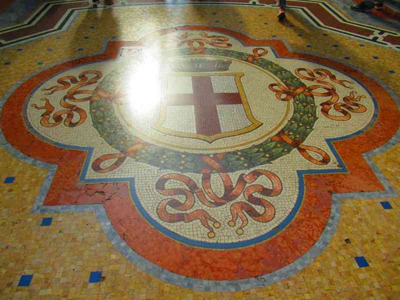 Mosaïque du blason de Milan dans la galerie Vittorio Emanuele II photo gratuite