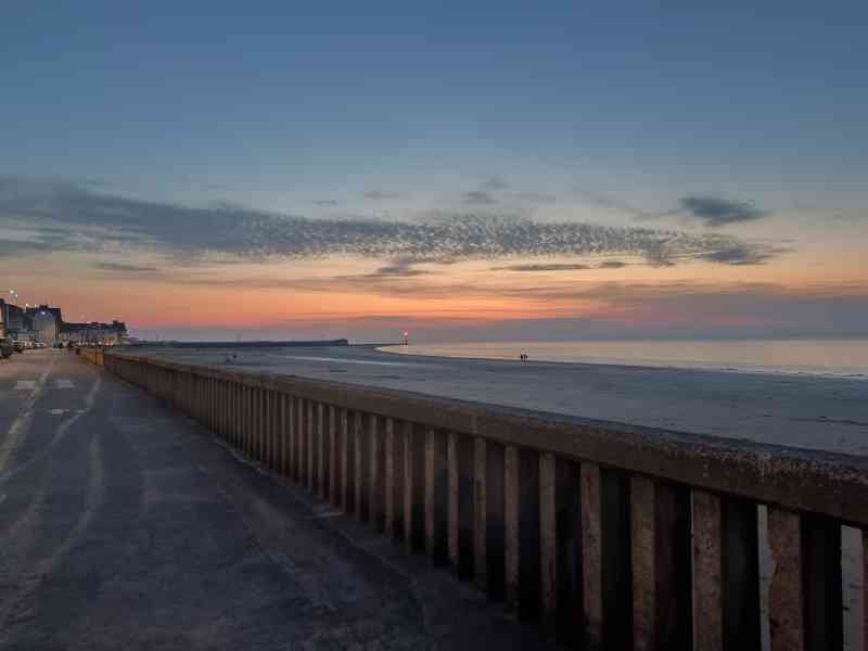 Une clôture de béton au bord de la plage, photo gratuite