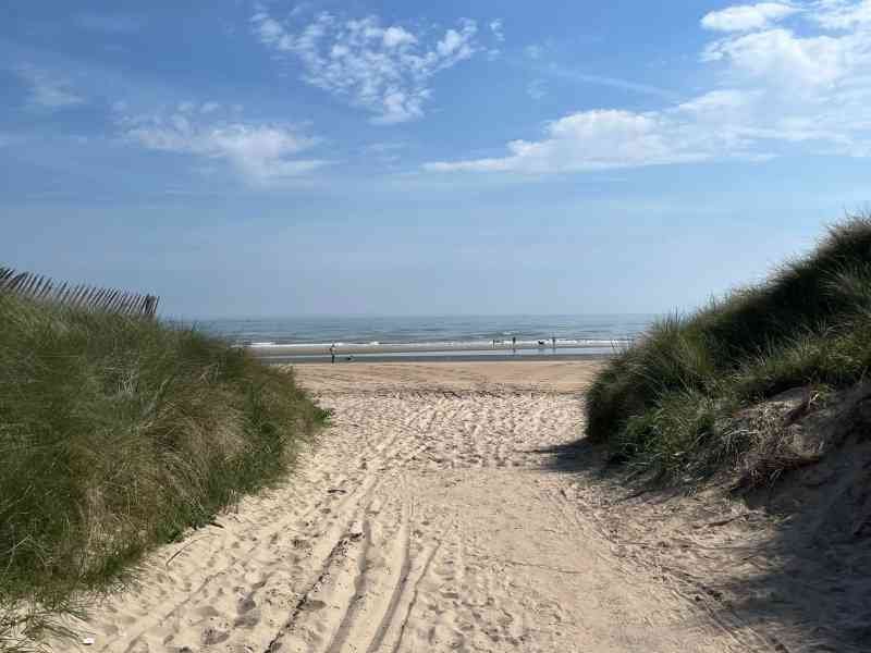 Dunes de sable donnant vue sur une plage