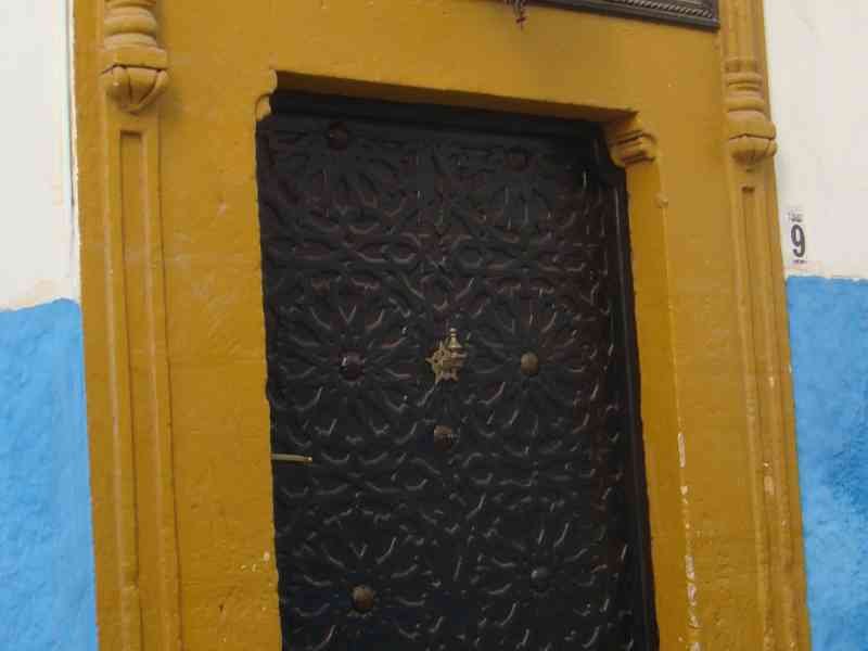 Fenêtre traditionnelle à Rabat photo gratuite