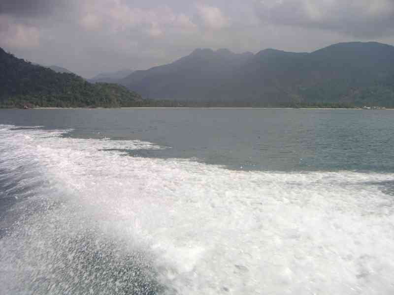 Une scène naturelle avec un plan d'eau montrant la traînée d'un bateau, photo gratuite