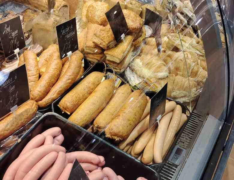 Etal de vente d'une boucherie charcuterie, saucisses, photo gratuite