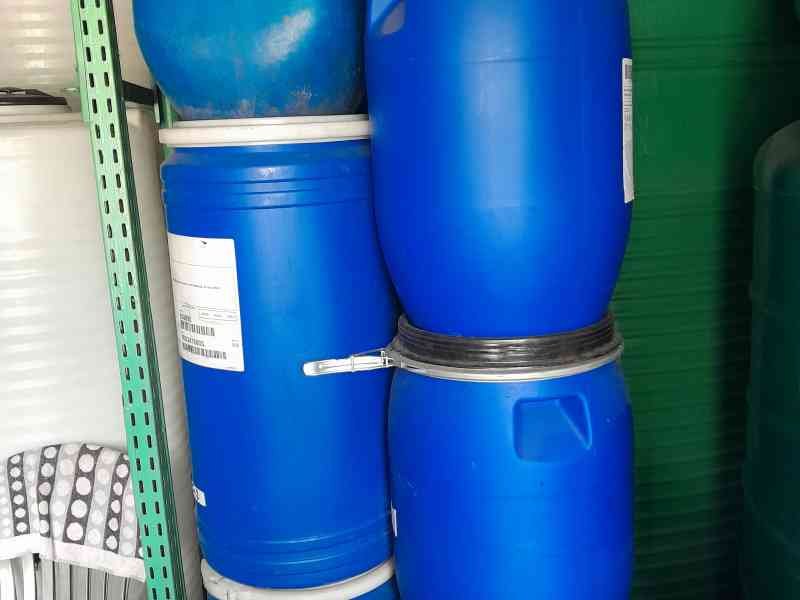 Palette de fûts bleus superposés photo gratuite