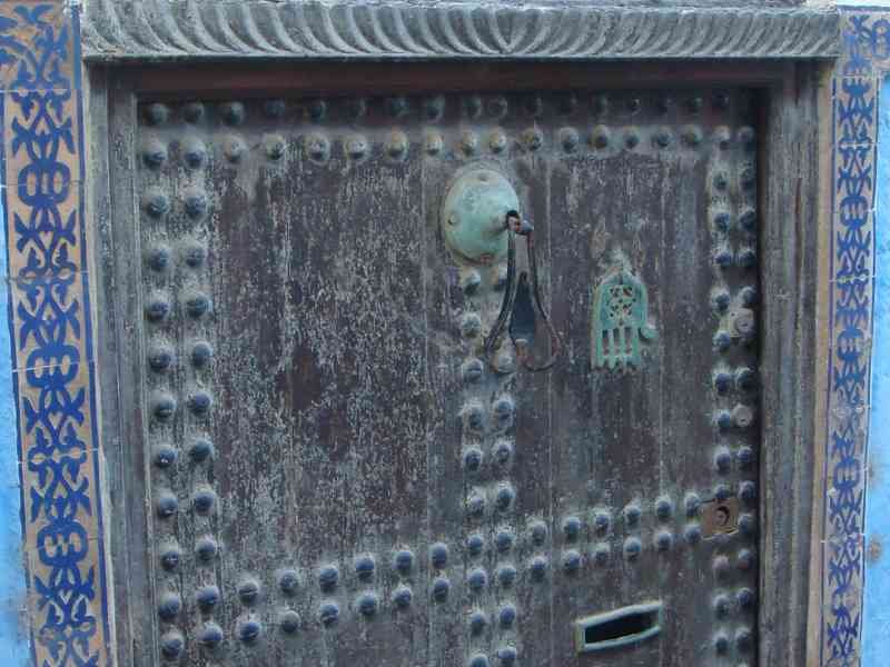 Porte traditionnelle en bois à la Kasbah des Oudayas photo gratuite