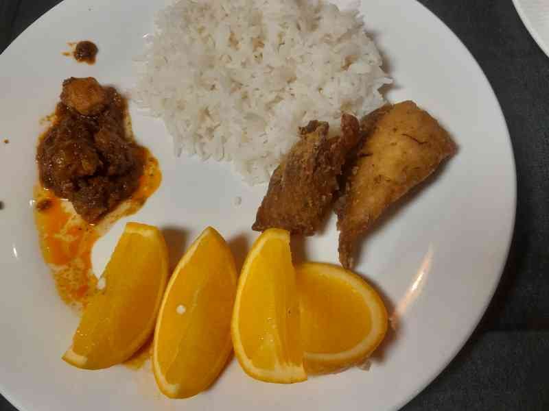 Assiette de riz blanc avec viande et quartiers d'orange photo gratuite