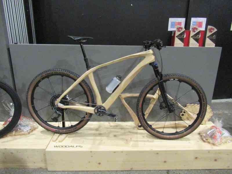 Vélo en bois