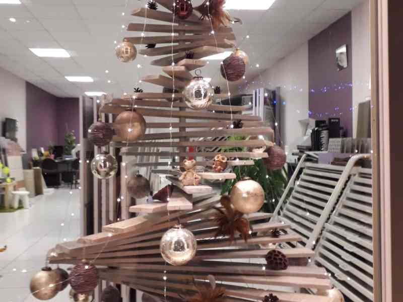 Une décoration de Noël créative en forme de sapin, photo gratuite