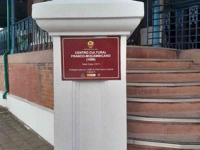 Plaque du Centre Culturel Franco-Mozambicain sur un pilon d'entrée photo gratuite