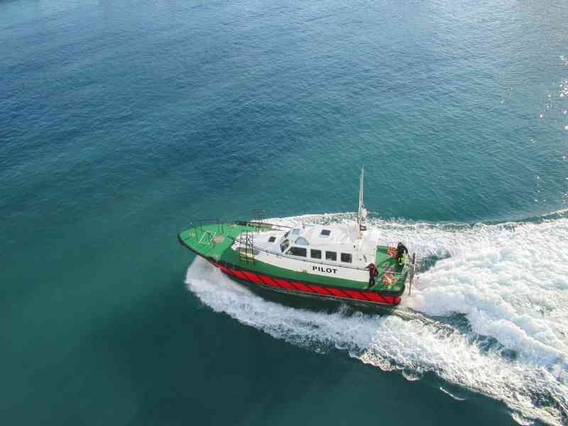 Bateau Pilote en pleine mer