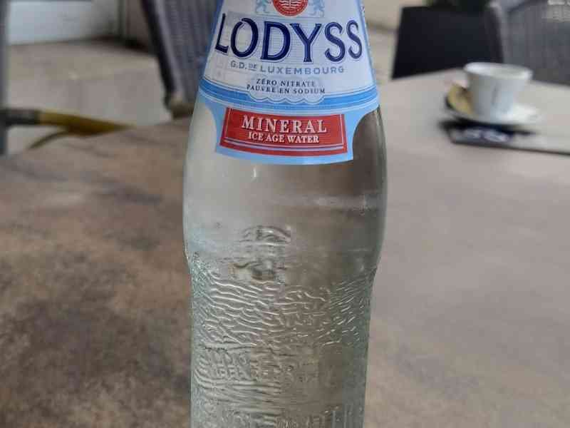 Bouteille d'eau minérale Lodyss, photo gratuite