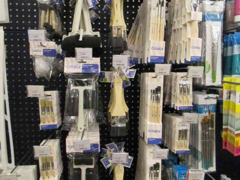 Pinceaux synthétiques de peinture de plusieurs tailles en magasin