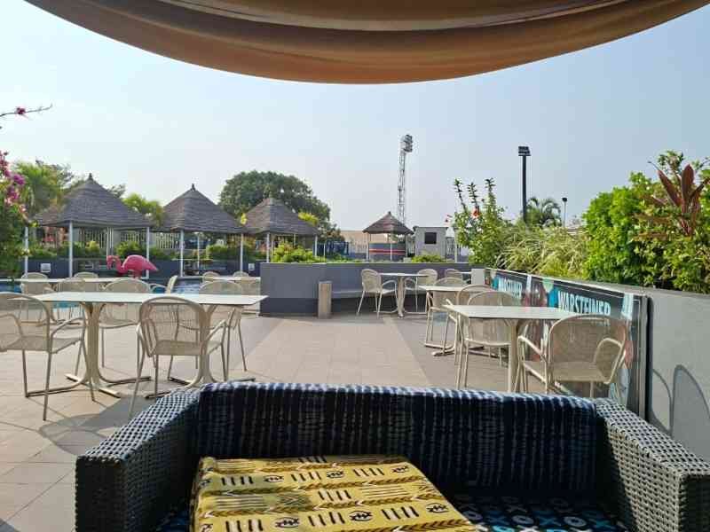 Terrasse au bord d'une piscine, photo gratuite