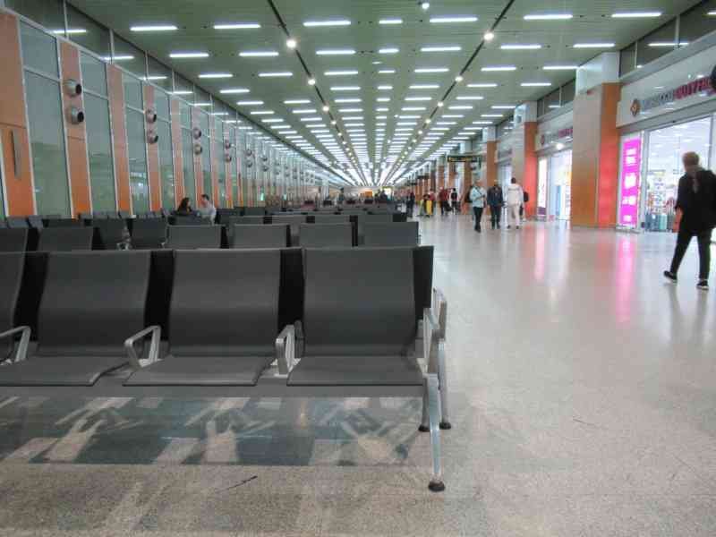 Salle d'embarquement de l'aéroport Mohammed V au Casablanca photo gratuite