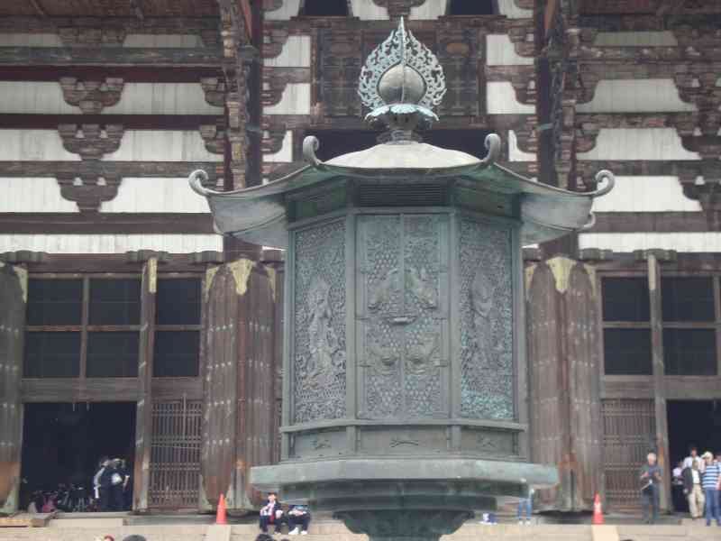 La lanterne octogonale en bronze, située devant le Daibutsu-den au temple Tōdai-ji à Nara, au Japon, photo gratuite