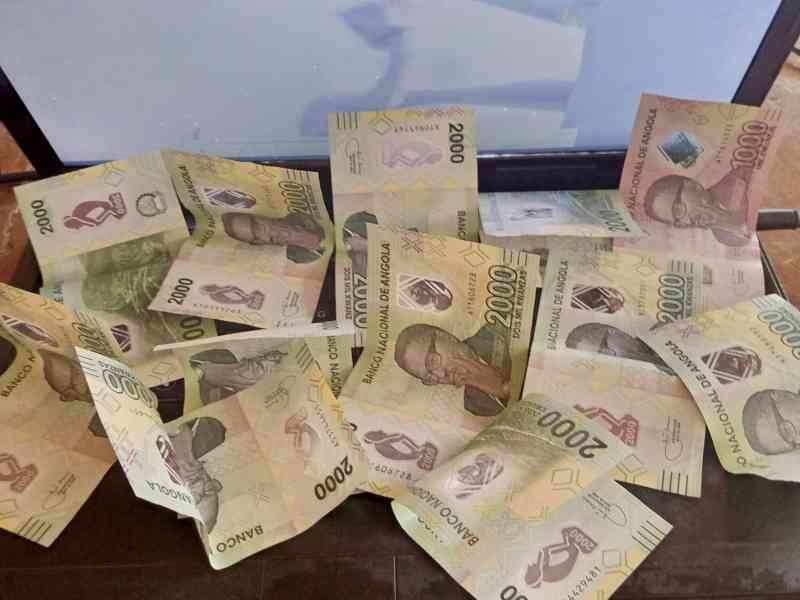 Des billets de la banque nationale angolaise photo gratuite