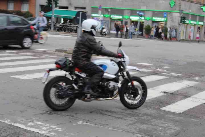 Motard, une personne, circulant sur une moto BMW dans la ville de Milan Lombardie en Italie photo gratuite