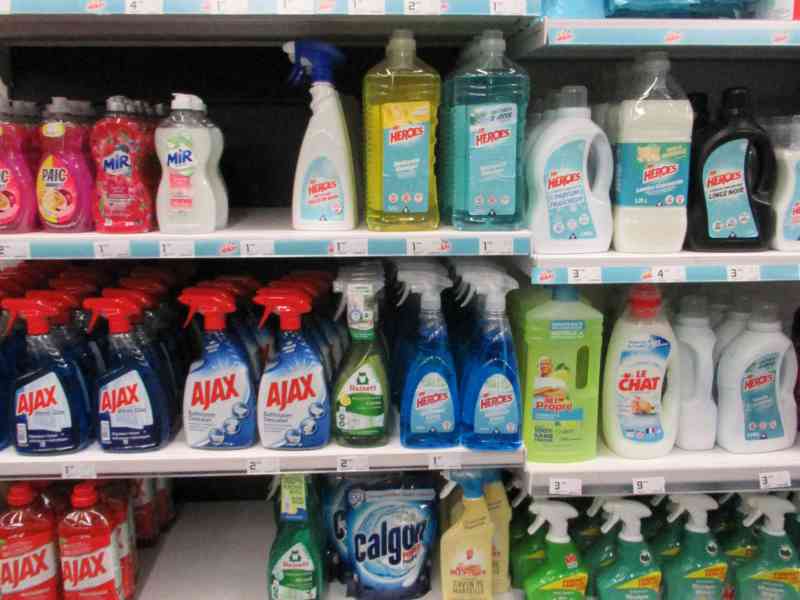 Produits liquides de nettoyage sur le rayon d'un magasin
