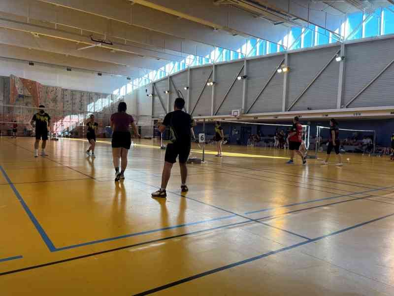 Tournois de badminton dans un gymnase, photo gratuite