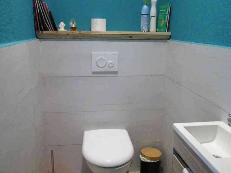 Cuvette de WC suspendue dans une salle de bain