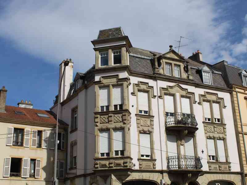 Rue bordée de bâtiments, photo gratuite