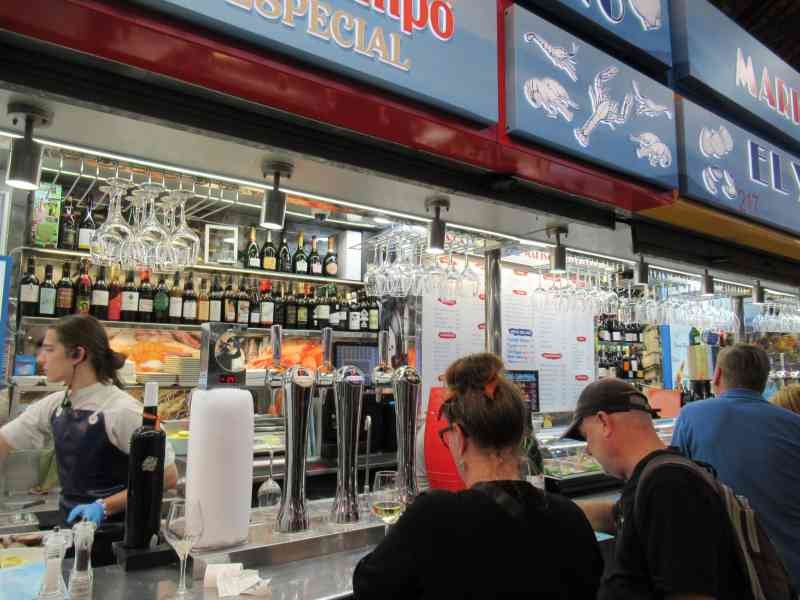 L'intérieur d'un bar ou d'un restaurant animé, avec un comptoir, des clients et des employés, photo gratuite