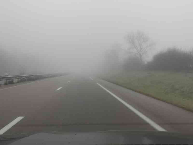 Une route de campagne dans le brouillard, photo gratuite