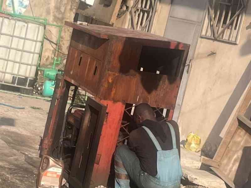 Réparateur des groupes électrogènes photo gratuite