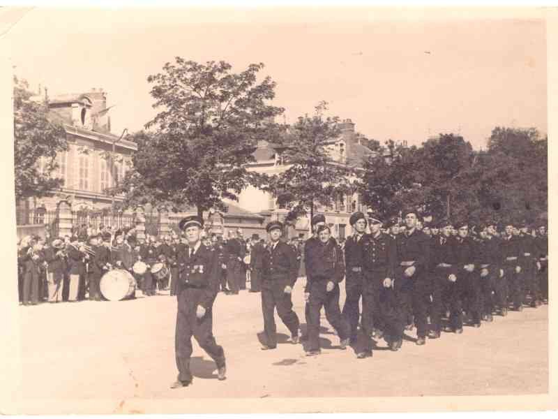 Défilé de l'armistice à Troyes en France 1945 photo ancienne gratuite