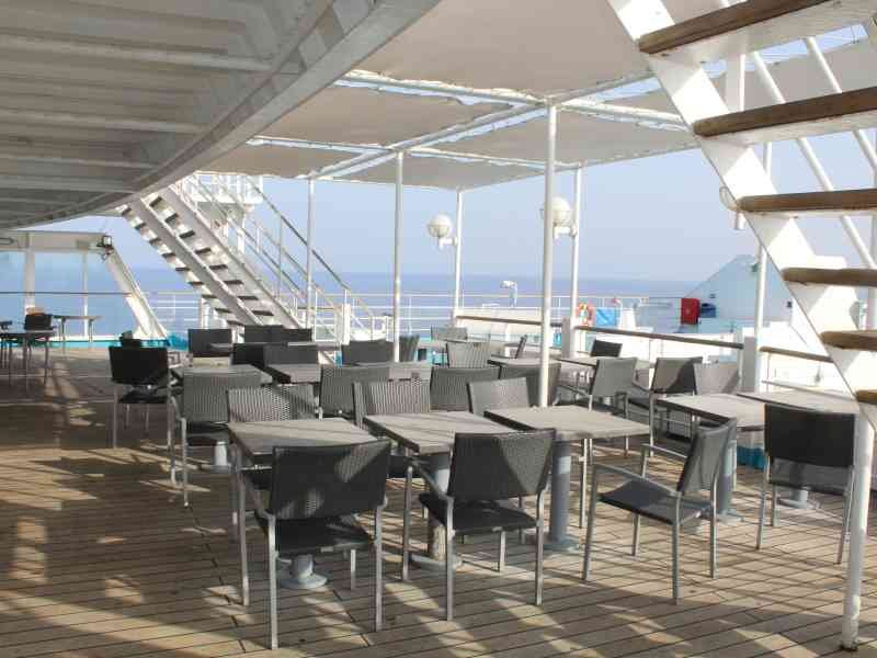 Pont extérieur avec un espace de restauration ou de détente sur un bateau de croisière photo gratuite