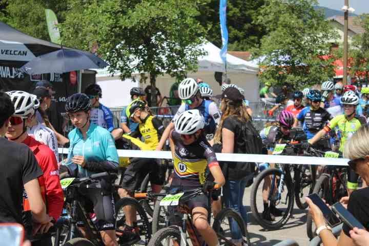 Course de VTT de la Coupe de France, des cyclistes rassemblés sur la piste, photo gratuite