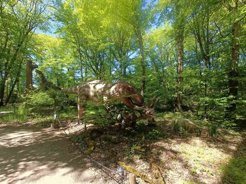 Sculptures de dinosaures dans le Zoo d'Amneville, Moselle, Lorraine, photo gratuite